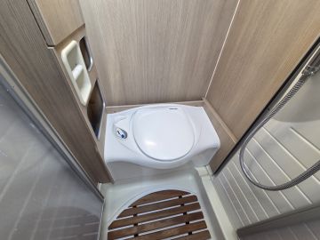 Bürstner BUT660 Luifel | Keuken | Omvormer | Toilet En Douche | Ruim Bed